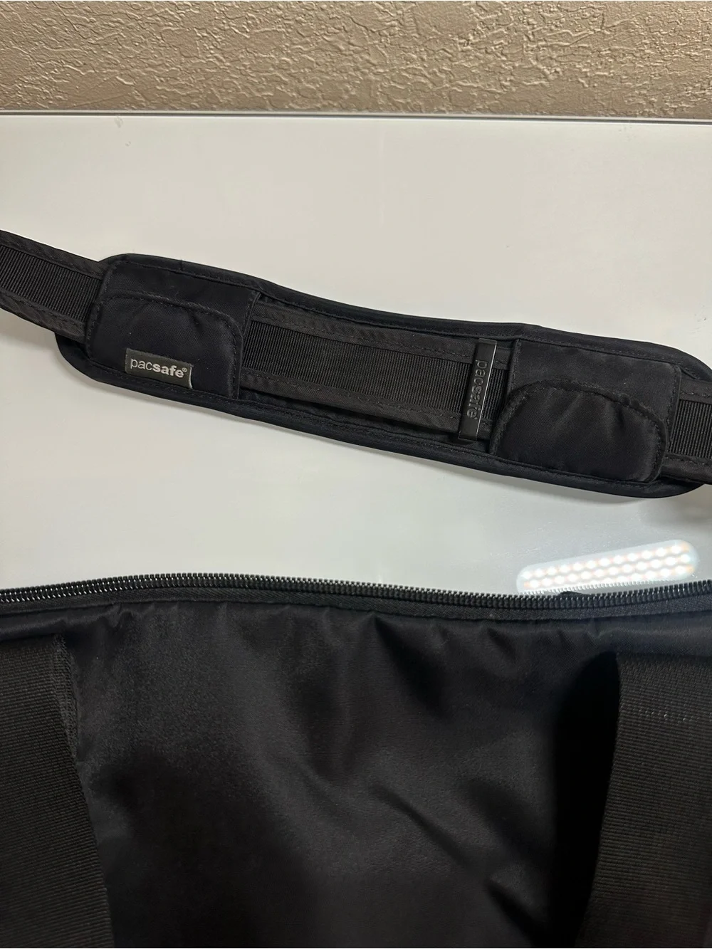 Pacsafe Travel Tote Bag -black